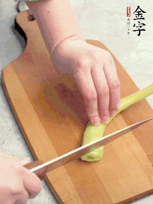 蔥切段，姜切絲，辣椒斜切成塊。