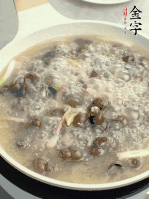 放辣椒，加一點(diǎn)鹽、糖，大火翻炒。