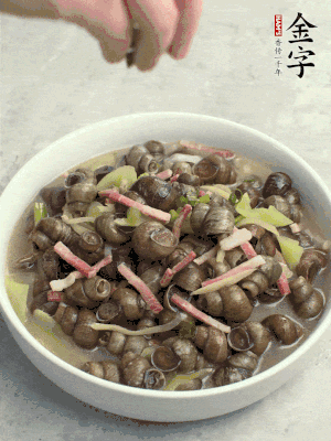 出鍋，撒點(diǎn)蔥花。