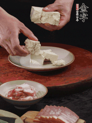 一塊老豆腐掰成大塊。