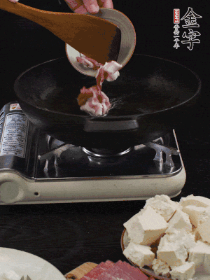 冷油潤(rùn)鍋，下五花肉煸香。