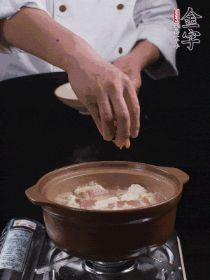 下蝦仁干，煮5分鐘。撒蒜葉，煮1分鐘。