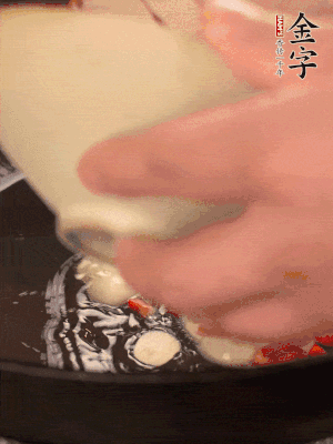 豬油潤鍋，下辣椒、大蒜、火腿片煸香。
