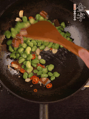 再下蠶豆煸炒，加1勺料酒調味。