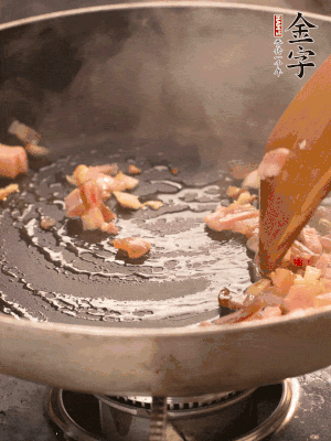 熱油爆香大蒜粒，煸香咸肉丁，淋一勺黃酒調味。