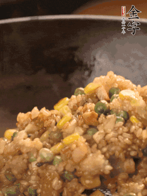 再下糯米，1勺蠔油、2勺生抽調(diào)味翻炒均勻。