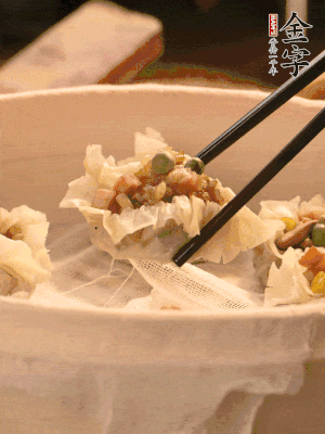 包好的燒賣放在蒸籠上，水開后蒸8分鐘左右。
