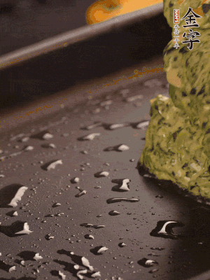 熱鍋擦一下油，下面糊攤平。