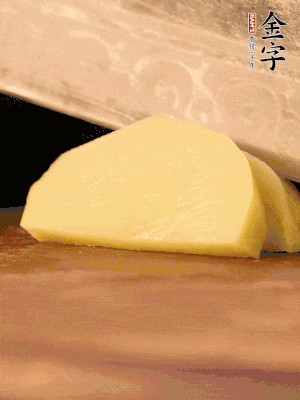 土豆去皮切丁。水開后，放入鍋中煮2-3分鐘，撈出瀝干水分。
