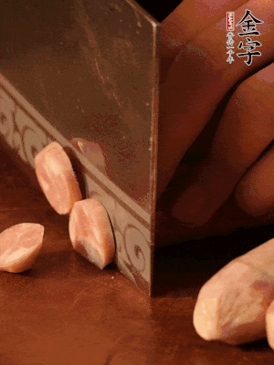 金字烤腸切圓片。