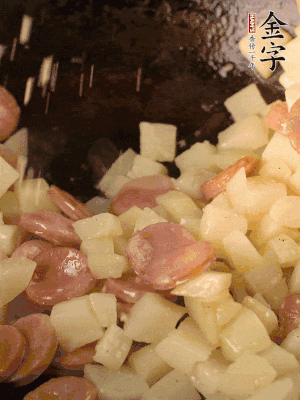 再放烤腸片煎熟。撒點(diǎn)鹽、孜然粉、辣椒面。