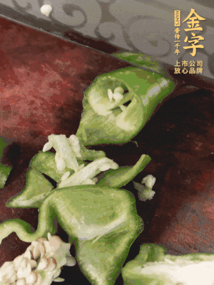 辣椒洗凈斜切成段，蒜切片。
