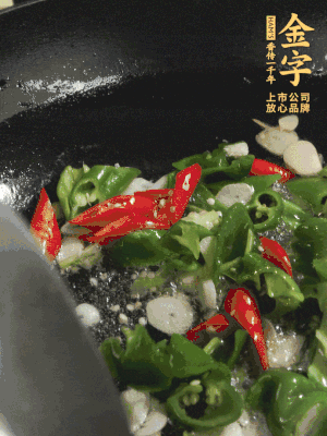起鍋燒油，加辣椒、蒜片大火翻炒出香味。