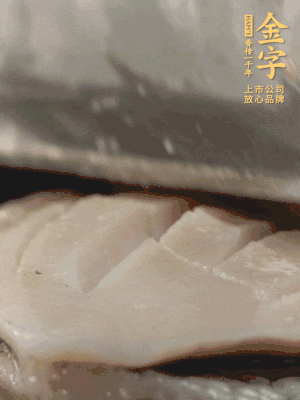 鮑魚用勺子撬出來，去掉內(nèi)臟和牙齒，加面粉、白醋、鹽、啤酒抓一下，清水洗凈，切花刀。