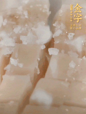 鮑魚中加點鹽、蠔油抓拌一下。