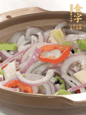 砂鍋底鋪上香菜，放上料頭，再放上焯過水的鮑魚殼。