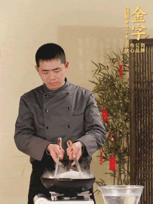 整只土雞冷水下鍋，加蔥姜、料酒焯水，撈出后用溫水清洗干凈。