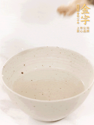羊肚菌流水洗凈2遍后，溫水泡發(fā)15-20分鐘。