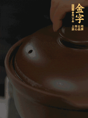 雞、火腿、姜片一起放入砂鍋中，大火轉(zhuǎn)小火燉2小時(shí)。