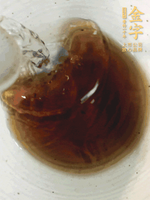 黃酒中加清水、蒸魚豉油、白砂糖混合均勻。