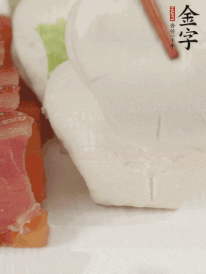 生菜切段，放入荷葉夾。