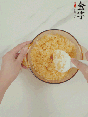隔夜剩米飯加蛋黃攪拌均勻。