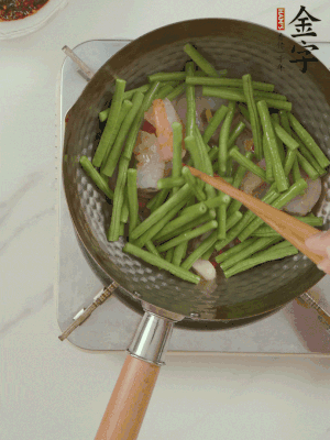 下掰好的缸豆段翻炒，略燜煮。