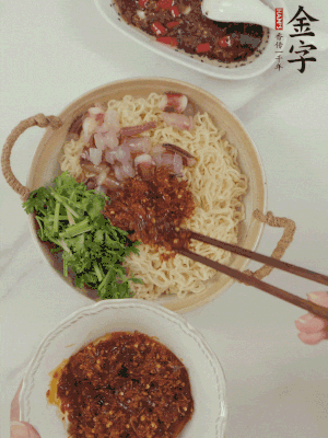 在面上鋪魷魚、香菜、金字火腿大師醬。