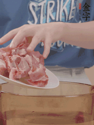 排骨剁小塊，加姜片、料酒沸水下鍋焯水。