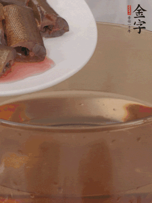 處理干凈的黃鱔段，加姜片、料酒沸水下鍋焯水。撈出用涼水沖洗干凈。