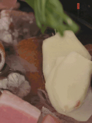 加姜片、蔥結(jié)、料酒。