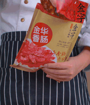 香腸切成斜片，小米辣切成斜片。