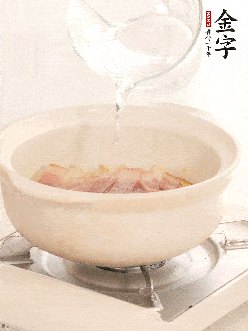 放入火腿片，加開(kāi)水，再加入豆腐
