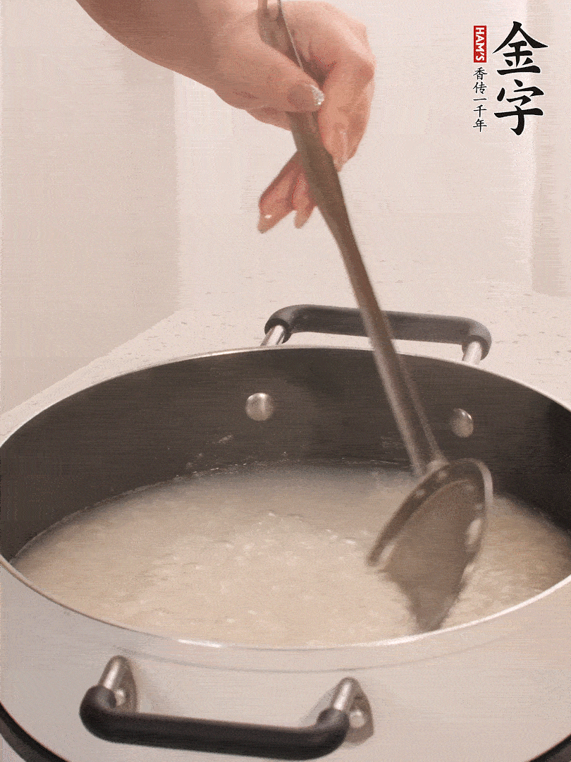 香菇、土豆、胡蘿卜、金字土香腸切小塊。