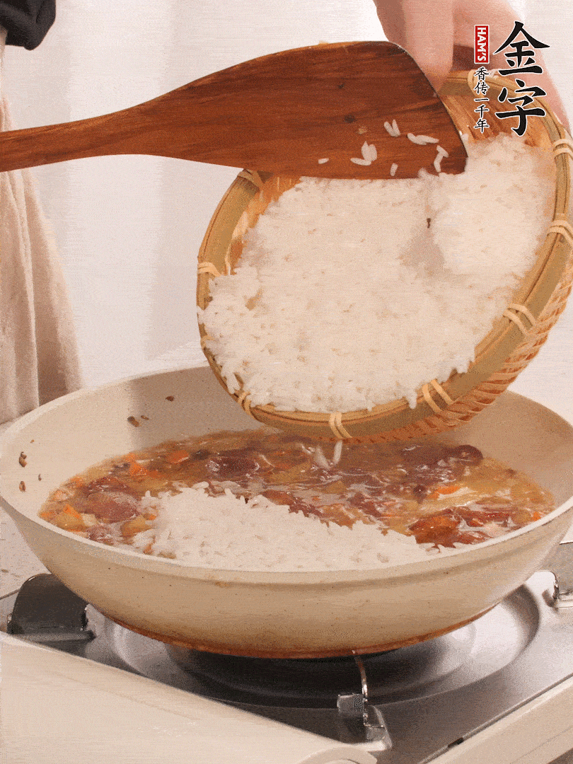 熱鍋燒油，香腸煸出油，加姜片去腥，加土豆、胡蘿卜、香菇翻炒到半熟，隨后加豆角、2小勺鹽、1大勺生抽，煸炒均勻。