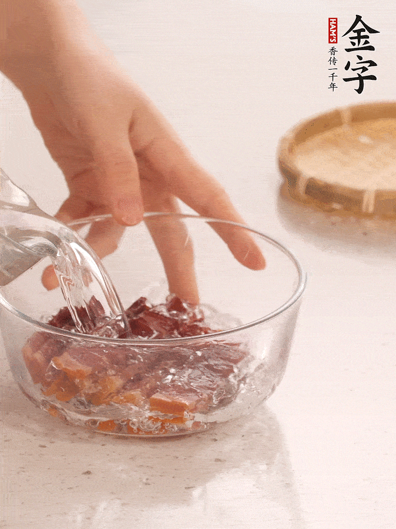 金字火腿切片，溫水泡5分鐘。