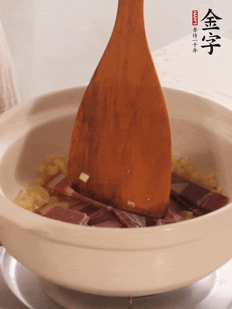 加熱水，加入白菜蓋上蓋子煨煮3分鐘。
