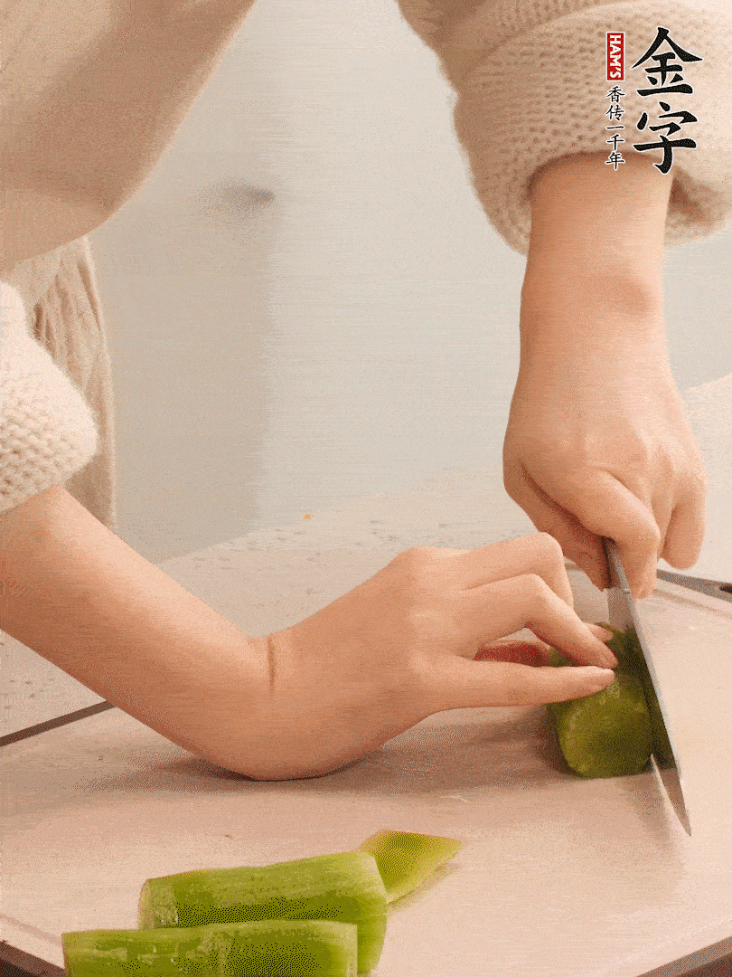 萵筍和白蘿卜用擦絲器擦成細(xì)絲。