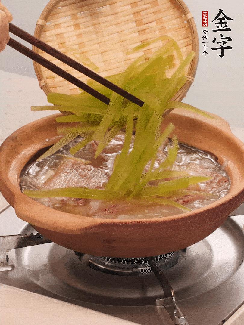 倒入熱水煮開后，轉(zhuǎn)小火燉煮10分鐘，呈奶白色湯底。