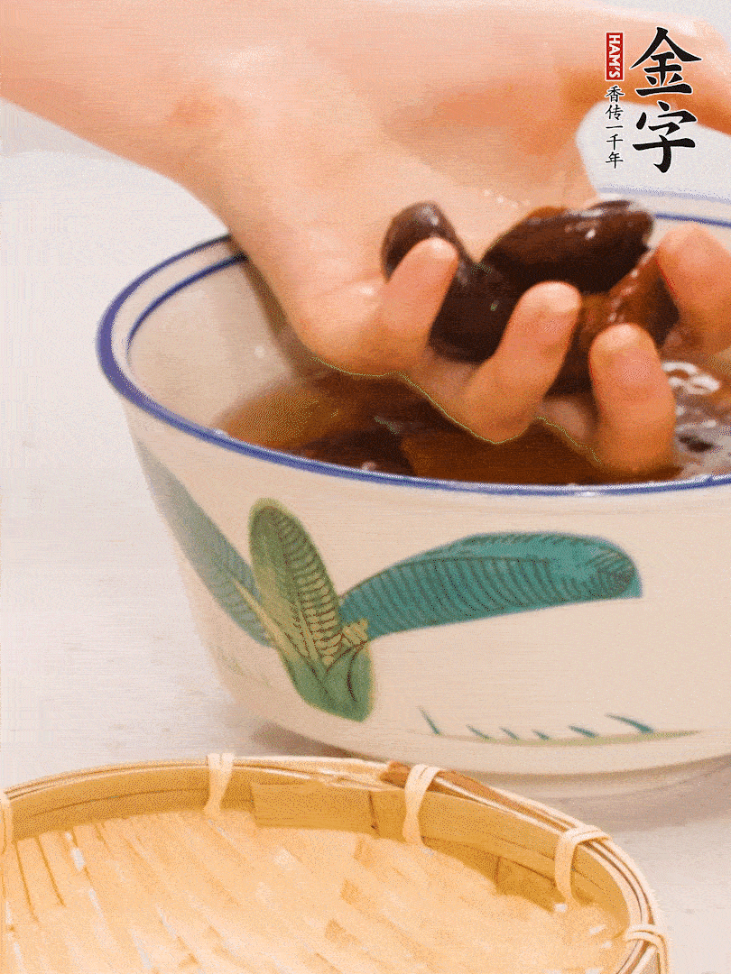干香菇提前泡發(fā)切片，泡香菇水留著備用。