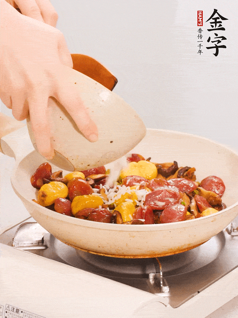 把米淘洗干凈，放入切好的香菇、板栗、毛豆。