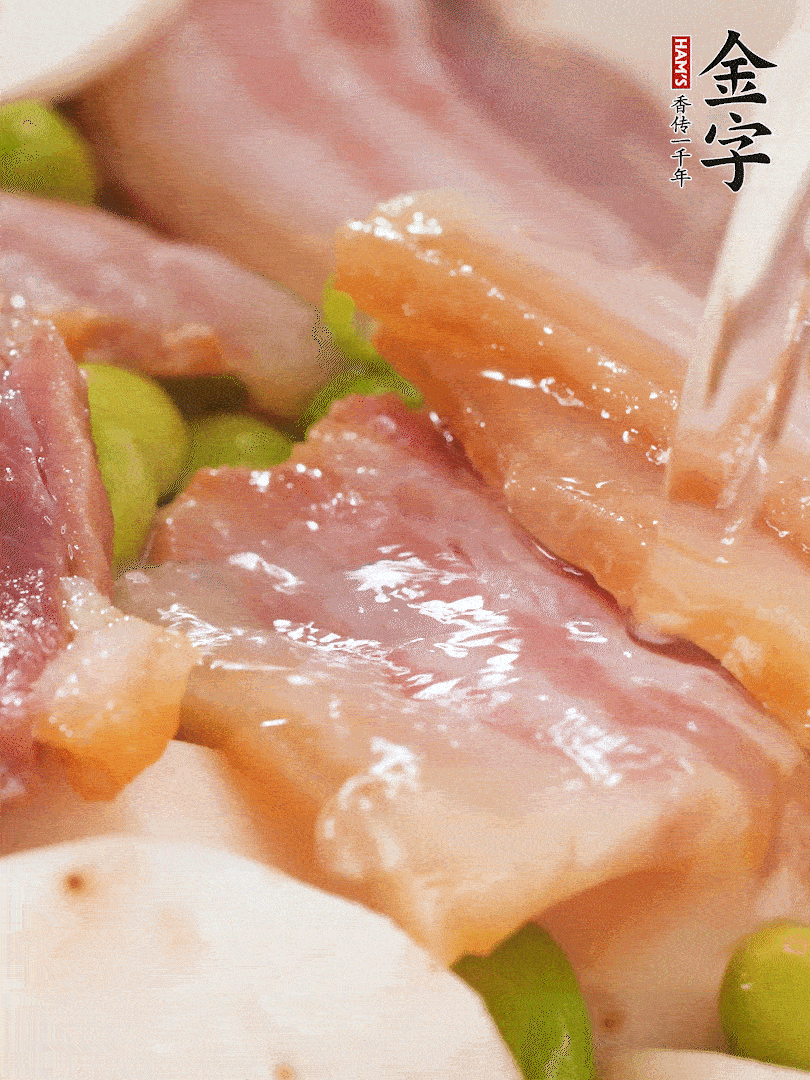 倒入芋艿、熟毛豆，翻炒均勻，加1小碗水煮開