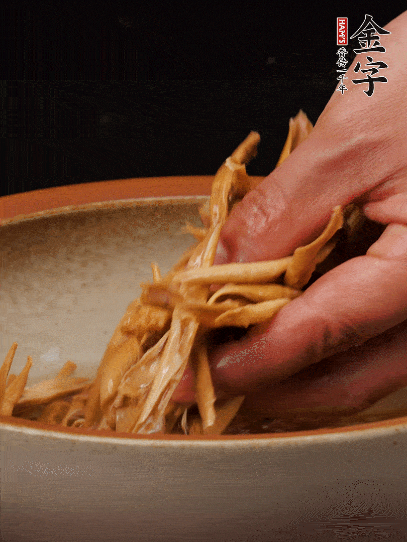 農(nóng)家土筍尖提前泡軟，用刀劃成細(xì)絲，這樣會(huì)更加入味。