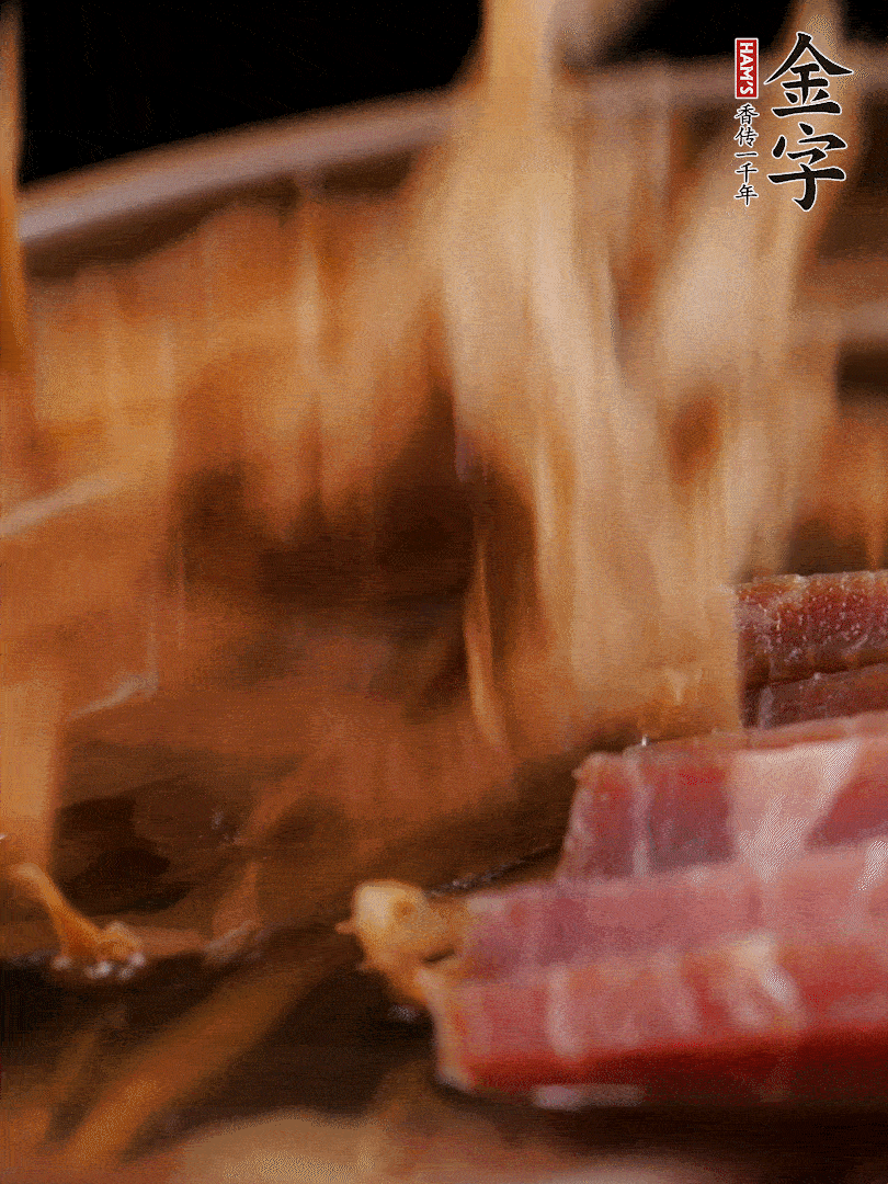 大筒骨、金字火腿、姜片、黃酒一起放入砂鍋，加筍干燉煮40分鐘。（如果家里有高壓鍋，用高壓鍋把高湯壓出來更鮮濃。）