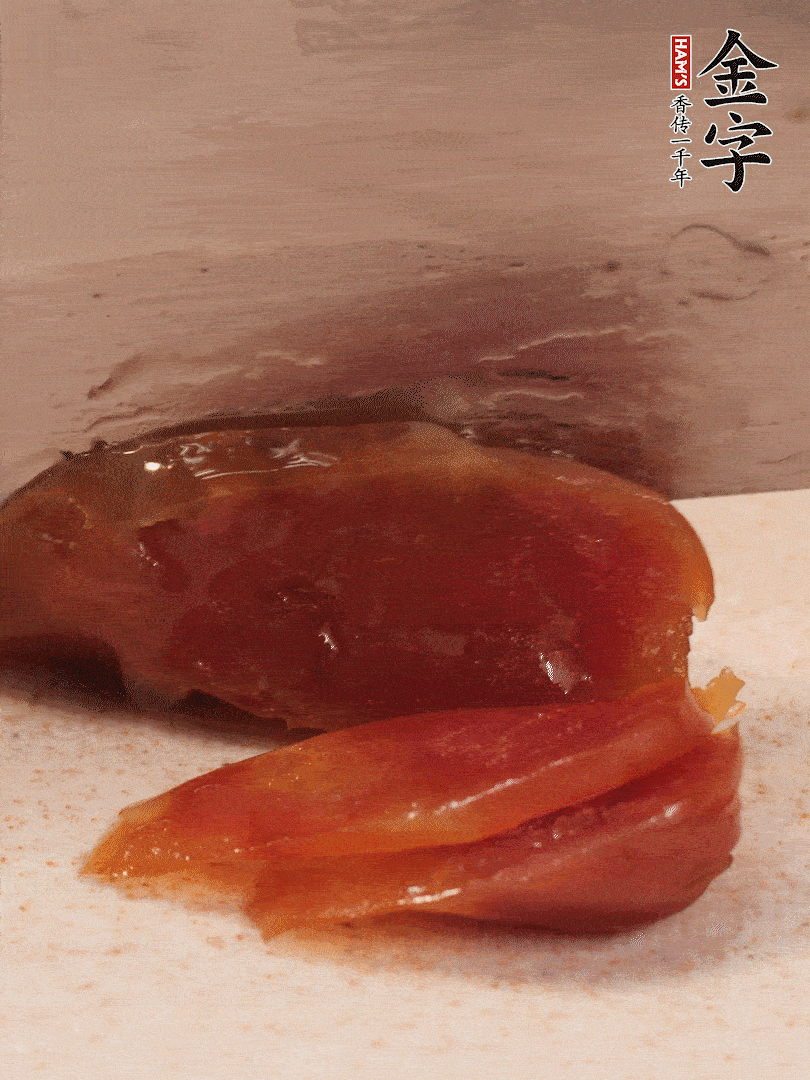 臘腸煮熟后，切薄片