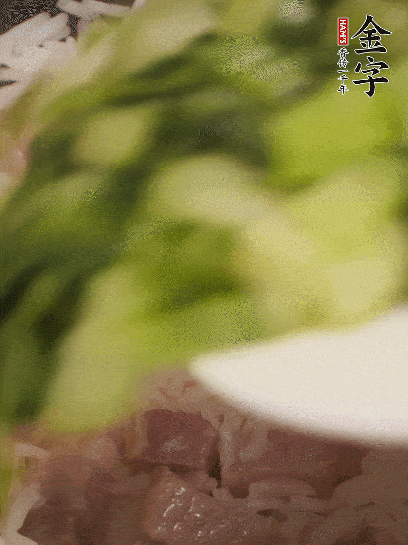 將燜煮好的米飯，倒入炒熟的蔬菜中，翻炒均勻鍆繼續(xù)燜煮5分鐘