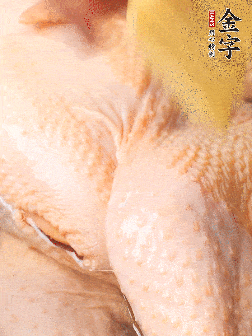 老母雞去頭去尾，斬去雞爪。冷水入鍋，加料酒、蔥姜焯水，煮出浮沫后撈出，用清水洗凈