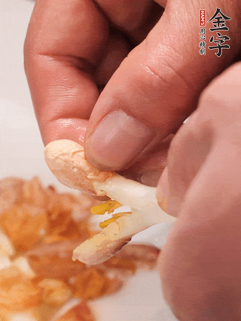 花生芽切段。開水焯水1分鐘，去掉頂部的花生皮