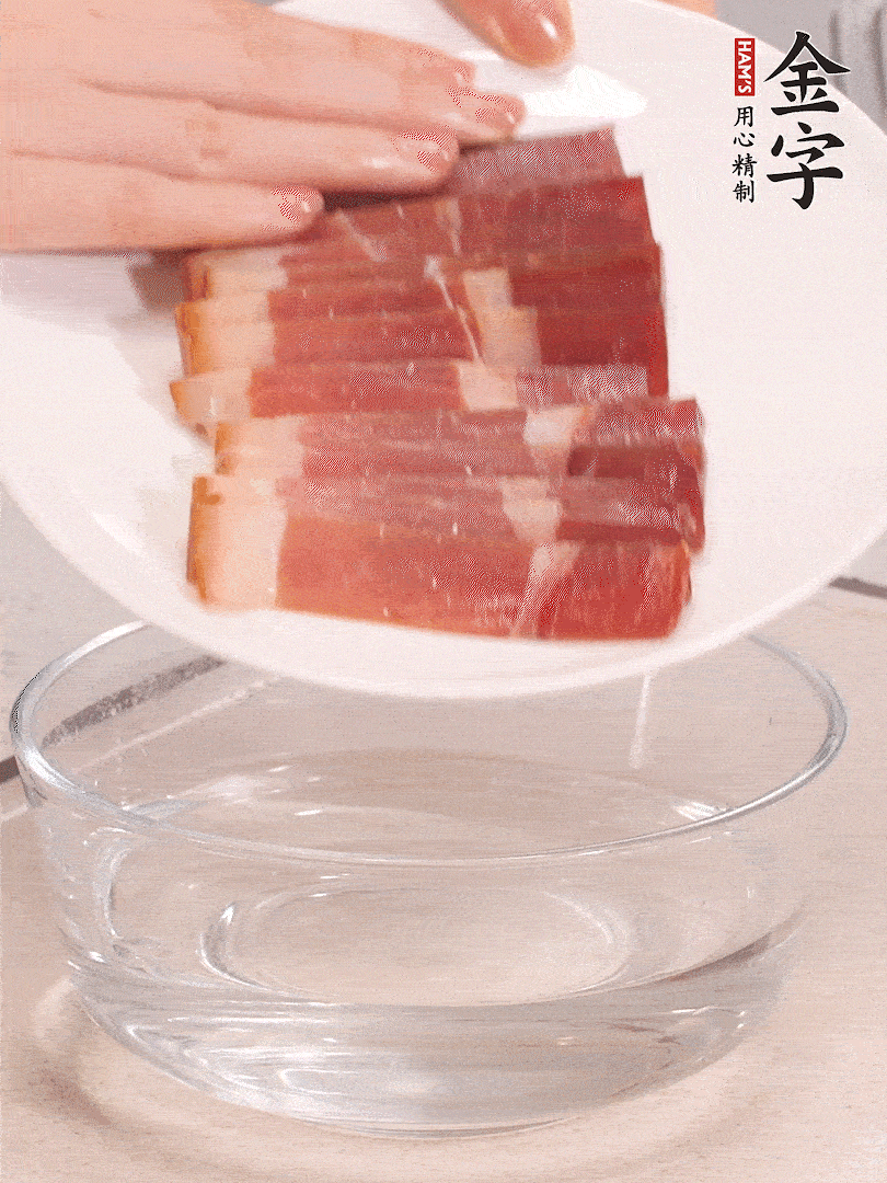 鴨腿冷水下鍋，加姜片、料酒焯水