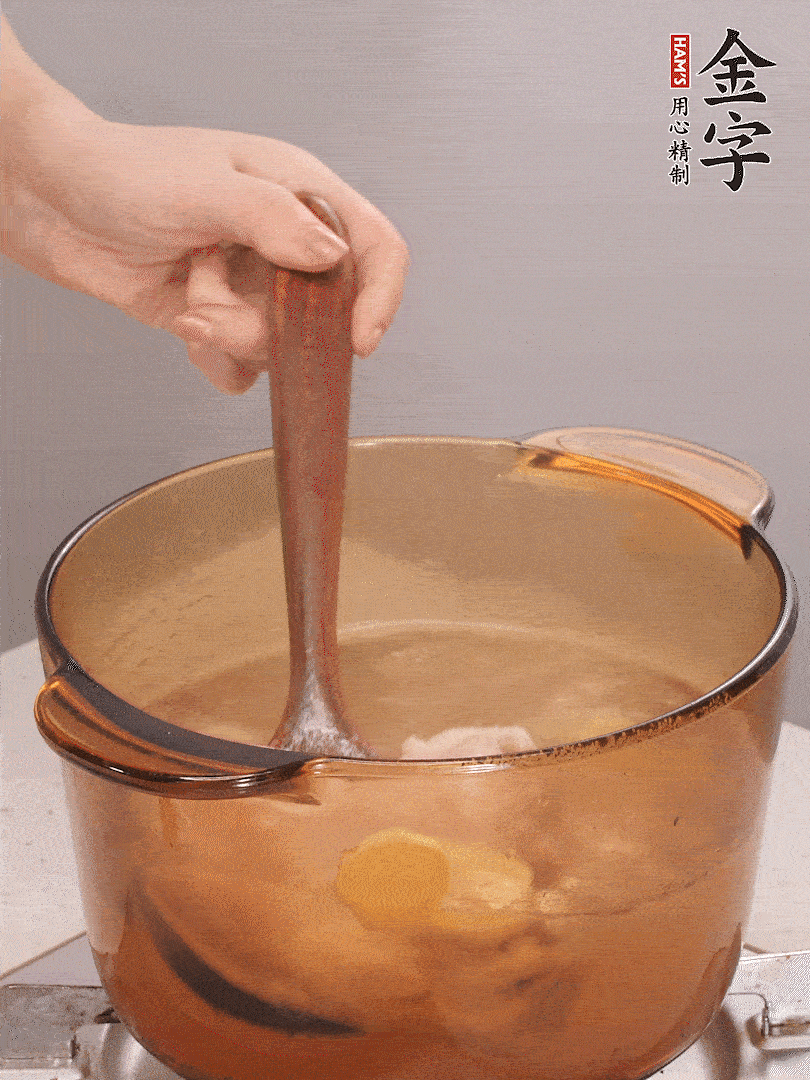 鴨肉、白果、火腿、生姜一起放入砂鍋，清水沒過食材，大火燉煮1小時